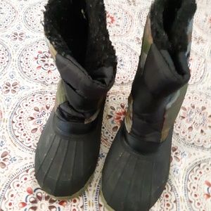 Big boys camouflage winter boots size 4